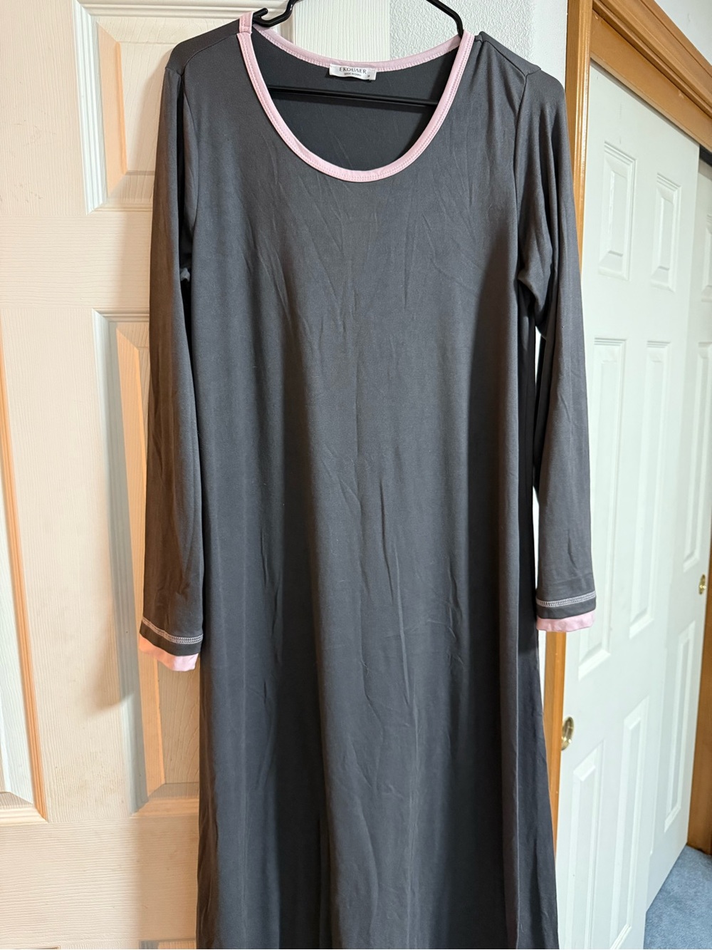 Women Ekouaer grey long sleeve nightgown with pink trim Size M